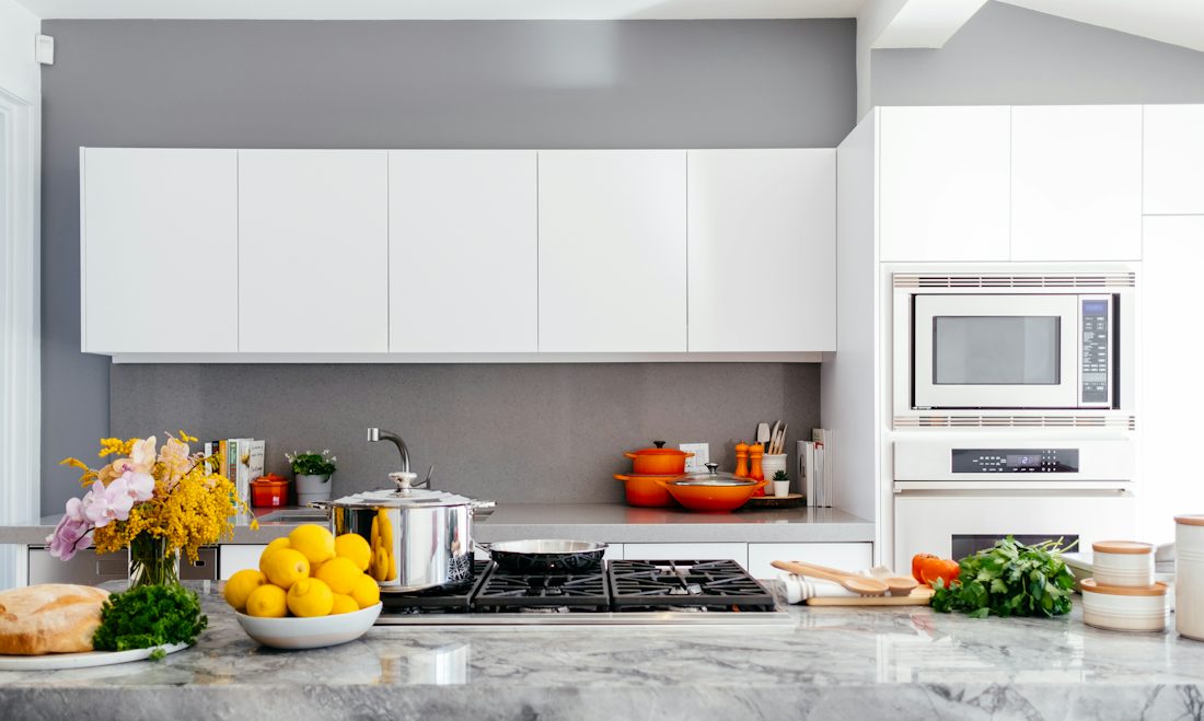 Cocina blanca con encimera de mármol
